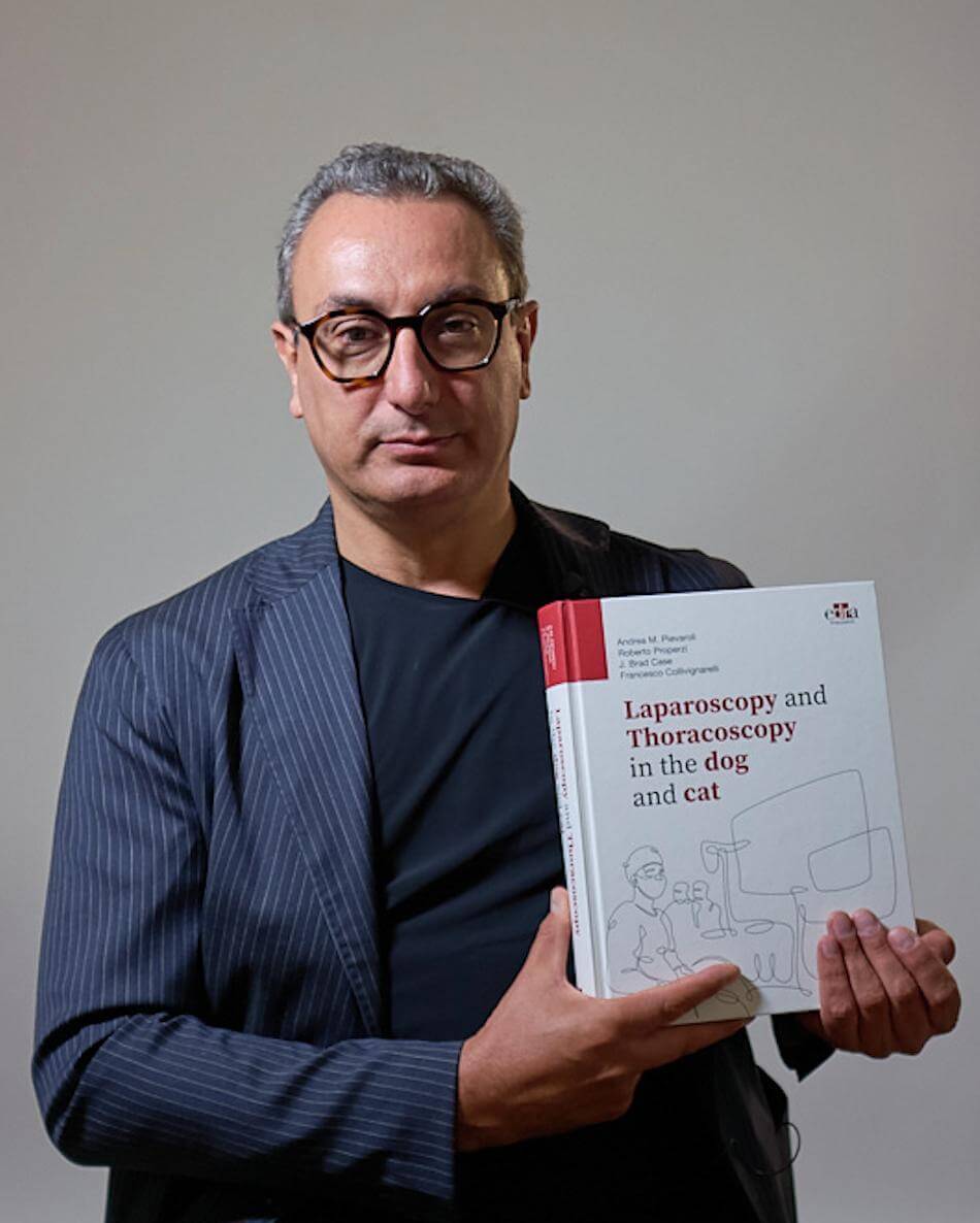 Francesco Collivignarelli con un suo libro